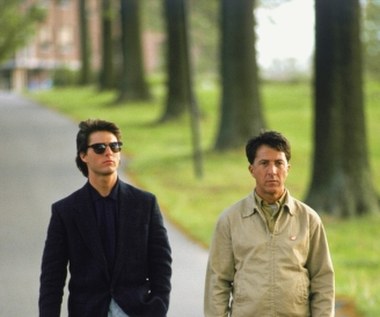 Począwszy od lat 80. aktor zaczął angażować się również w produkcje o bardziej komercyjnym potencjale, niż dotychczas. W 1982 roku rewelacyjnie odtworzył podwójną, damsko-męską rolę w komedii Sidney'a Pollacka "Tootsie", w 1989 roku zdobył drugiego Oscara za rolę cierpiącego na autyzm Raymonda Babbitta w filmie "Rain Man" Barry'ego Levinsona, a w 1991 roku zagrał postrach dzieci, bezwzględnego kapitana Hooka, w filmie Stevena Spielberga "Hook".