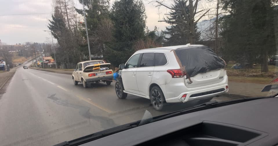 Poczciwy Wartburg holuje nowego Mitsubishi Outlandera / fot. Michał T. /Informacja prasowa