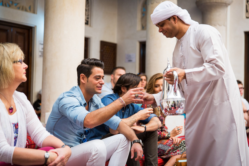 Poczęstunek tradycyjnie parzoną arabską kawą w Centrum Porozumienia Kulturowego im. Sheikha Mohammeda. /.