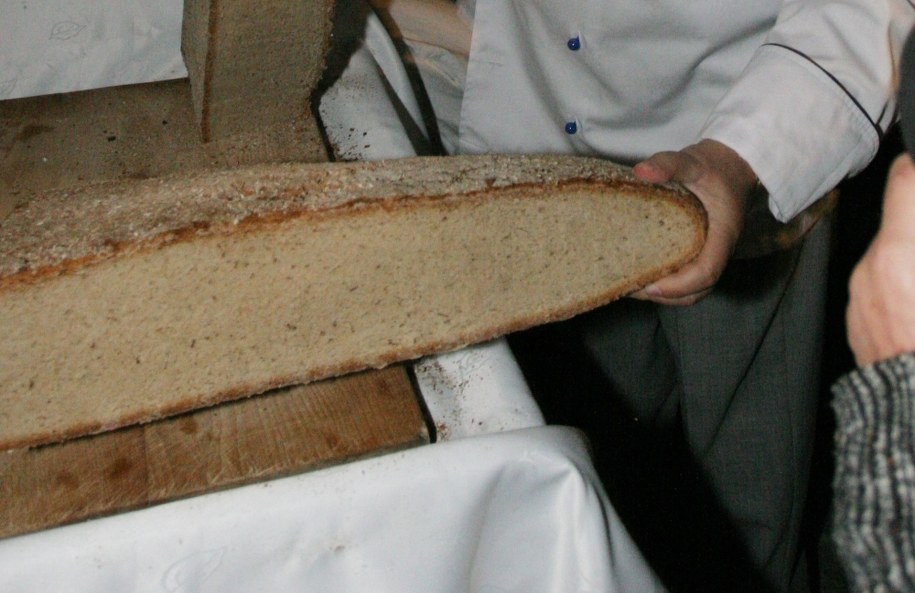 Poczęstunek tradycyjnym chlebem prądnickim /Jacek Bednarczyk /PAP