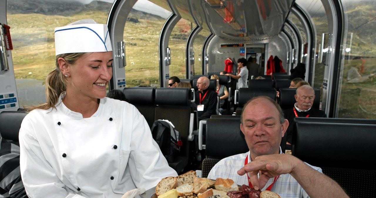 Poczęstunek w panoramicznym ekspresie /Switzerland Tourism