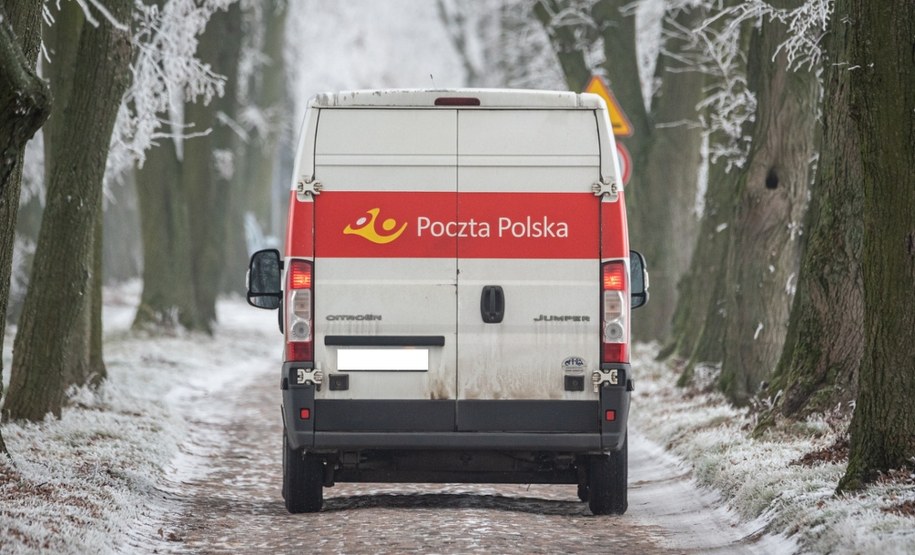 Poczta Polska codziennie doręcza blisko 4 miliony paczek i listów /Shutterstock