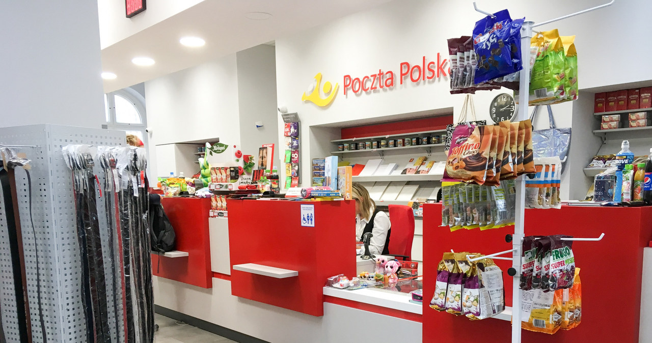 Poczta Polska obecnie handluje artykułami spożywczymi, pierwszej potrzeby, zabawkami, wzięła się za dystrybucję prasy /Piotr Kamionka /Reporter