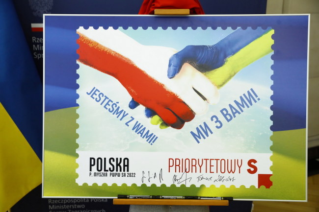 Poczta Polska wyemitowała specjalny znaczek wyrażający wsparcie dla Ukrainy - Fot. Rafał Guz /PAP