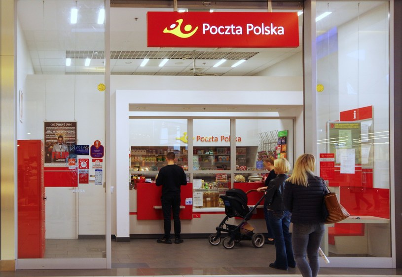 Poczta Polska zmienia cennik. Polacy zapłacą więcej za nadanie listu /Marek Bazak /East News