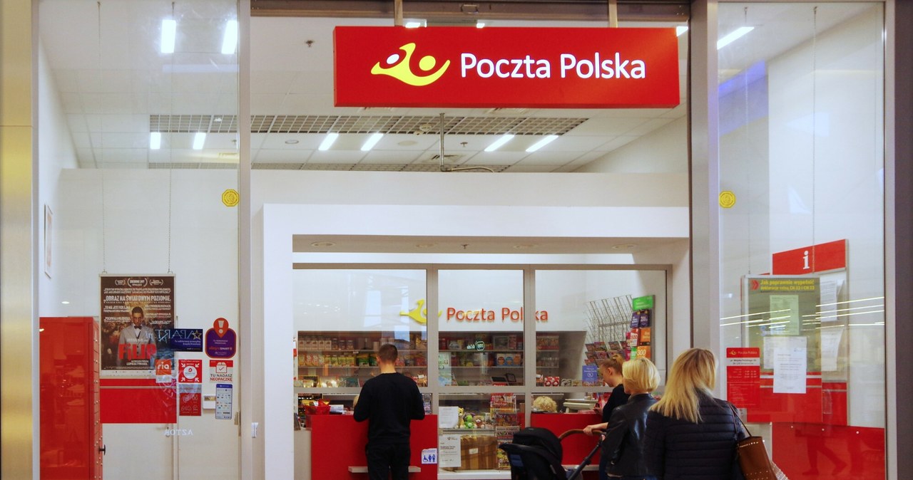 Poczta Polska zmienia cennik. Polacy zapłacą więcej za nadanie listu /Marek Bazak /East News