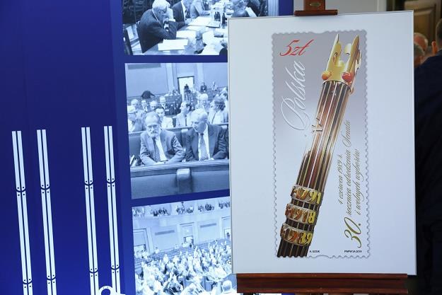 Poczta wyemitowała znaczek z okazji 30. rocznicy wyborów do Senatu /fot. Rafał Guz /PAP