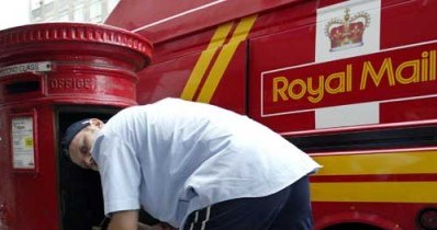 Pocztowcy Royal Mail zagrozili w piątek wieczorem eskalacją akcji strajkowej /AFP