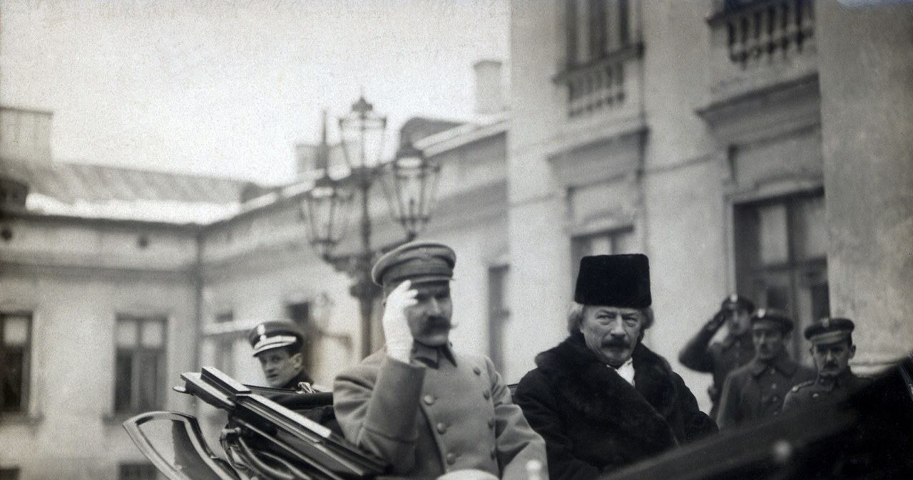 Pocztówka z okresu międzywojnia. Na zdjęciu gen. Józef Piłsudski i Ignacy Jan Paderewski /Fotonova