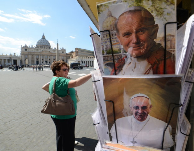 Pocztówki z wizerunkami papieży Jana Pawła II, Franciszka sprzedawane przy Placu św. Piotra w Watykanie /Radek Pietruszka /PAP