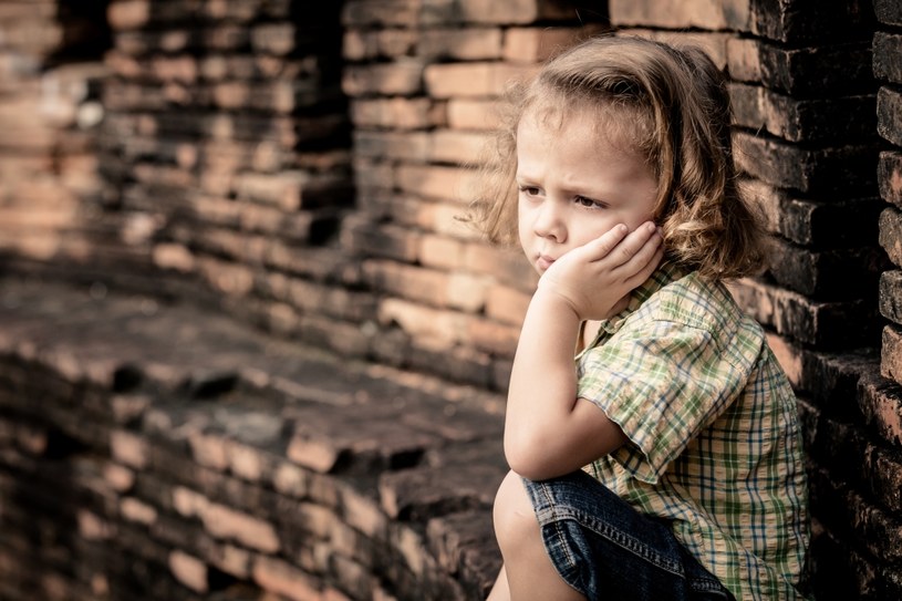 Poczucie odrzucenia przez rodziców jest najczęstszą przyczyną głębokich depresji u dzieci. /123RF/PICSEL