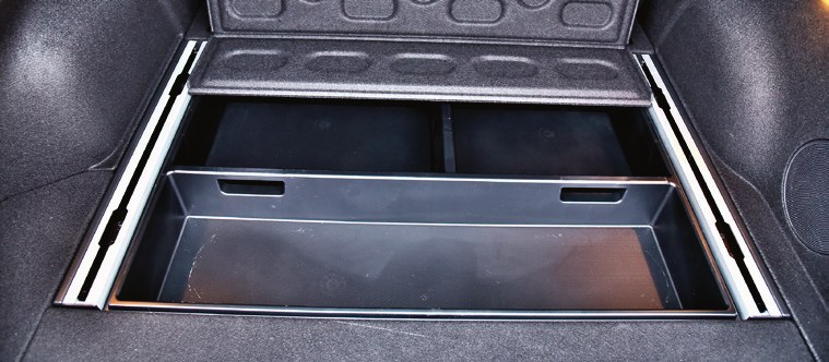 Pod całą podłogą bagażnika są głębokie na ok. 10 cm skrytki (plastikowe, a więc łatwe do czyszczenia). /Motor