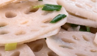 Pod grubą skórą kryje orzechowy smak. Możesz z niego zrobić zdrowe czipsy lub pyszną sałatkę