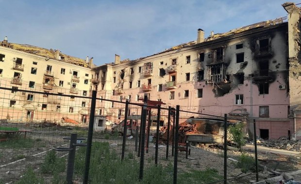 Pod gruzami jednego z domów w Mariupolu znaleziono ponad 100 ciał