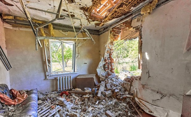 "Pod gruzami setek bloków gniją zwłoki". Władze o dramacie w Mariupolu [ZAPIS RELACJI] 