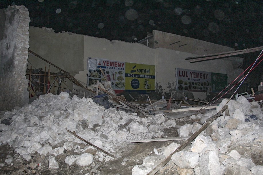 Pod gruzami wciąż mogą znajdować się ludzie /SAID YUSUF WARSAME /PAP/EPA