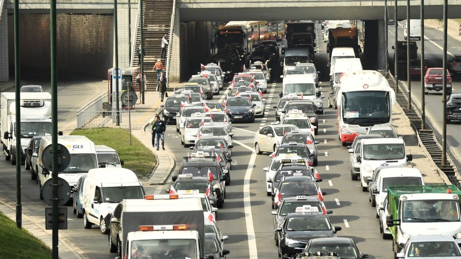 Pod hasłem „Stop Nielegalnym Przewozom” w Warszawie w poniedziałek odbył się protest taksówkarzy / 	Radek Pietruszka   /PAP