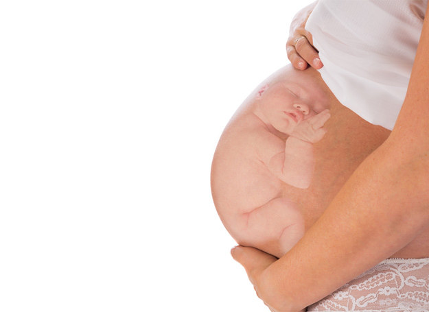 Pod koniec ciąży lekarz może, uciskając odpowiednio brzuch kobiety, obrócić dziecko główką w dół. /123RF/PICSEL