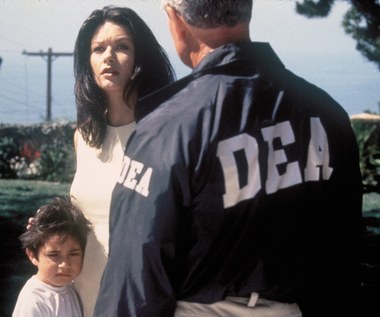 Pod koniec lat 90. XX wieku Zeta-Jones zaczęła pojawiać się w kolejnych filmach z hollywoodzkiej czołówki. Nie wszystkie jednak były dobrze przyjmowane przez publiczność i krytykę. Za występy w "Nawiedzonym" i "Osaczonych" (oba z 1999) Brytyjka otrzymała nominację do Złotej Maliny. Mimo tego jej pozycja była już wtedy dość stabilna.  Potwierdziła ją znakomitym popisem aktorskim w filmie "Traffic" (2000) Stevena Soderbergha czy drugoplanową rolą w "Chicago" (2002) Roba Marshalla.