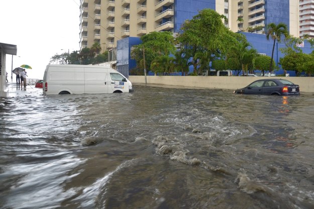 Pod koniec maja sztorm Barbara podtopił między innymi Acapulco /Francisca Meza    /PAP/EPA