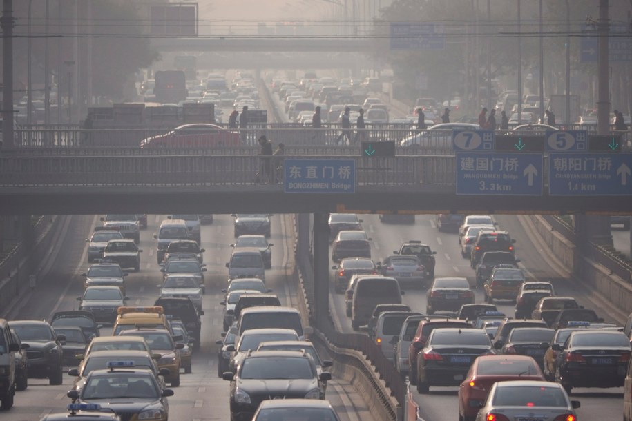 Pod koniec października bardzo gęsty smog unoszący się nad Harbinem zmusił władze do zamknięcia części szkół, wyłączenia z ruchu kilku autostrad i odwołania części lotów /ADRIAN BRADSHAW /PAP/EPA