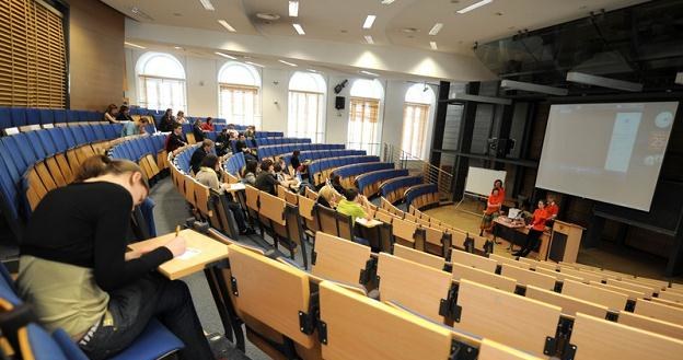 Pod koniec studiów decyzje dot. pracy powinny być rozważne /fot. Lech Gawuc /Reporter