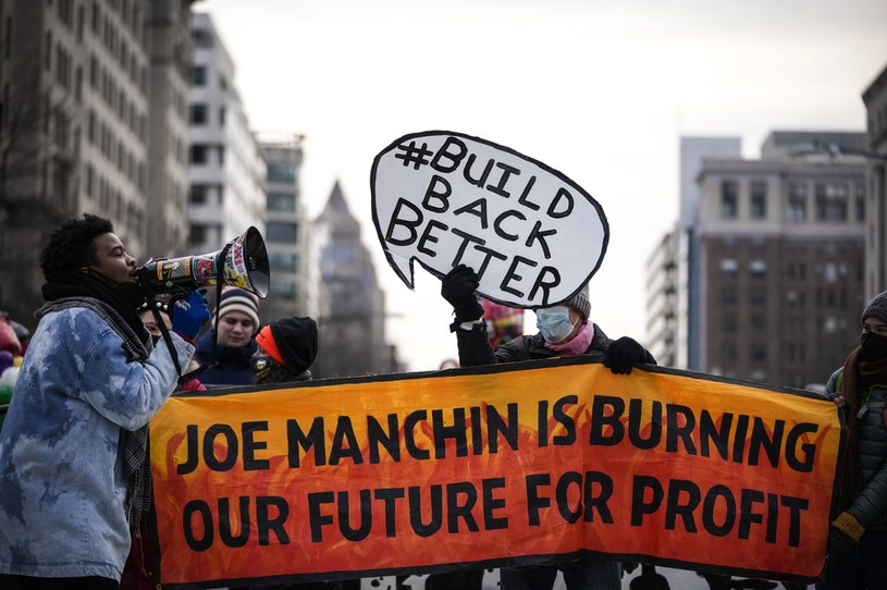 Pod koniec stycznia Amerykanie i Amerykanki wyszli na ulice, aby zaprotestować przeciwko wstrzymaniu prac nad dofinansowaniem zielonej transformacji. Transparent na zdjęciu mówi: "Joe Manchin pali naszą przyszłość dla zysku" / Drew Angerer / Staff /Getty Images