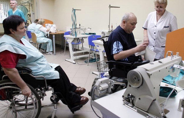 Pod koniec ubiegłego roku pracowała w Polsce około jedna czwarta z 2 mln niepełnosprawnych w wieku produkcyjnym. /Andrzej Grygiel /PAP