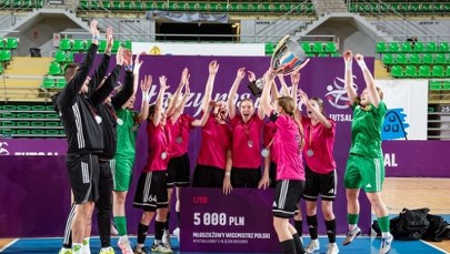 Pod Krakowem trenują wicemistrzynie Polski w futsalu. Piłkarki z Targowianki z medalami!