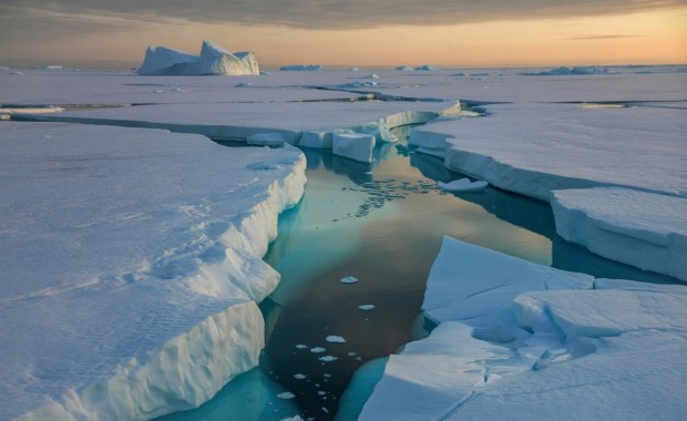 Pod lodem Antarktydy znajduje się "dziura grawitacyjna". Naukowcy poznali przyczynę