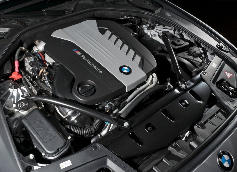 Pod maską M550d pracuje diesel z sekwencyjnym, potrójnym turbodoładowaniem. /BMW