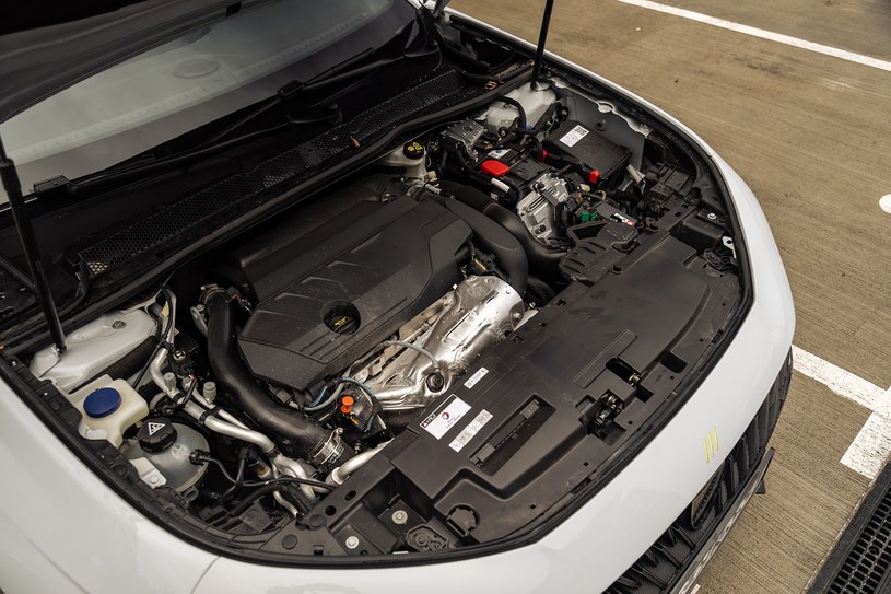 Pod maską Peugeota 508 PSE pracuje silnik 1.6 i to słychać oraz czuć /Karol Tynka