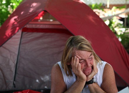 Pod namiotem wcale nie jest fajnie... /Getty Images/Flash Press Media