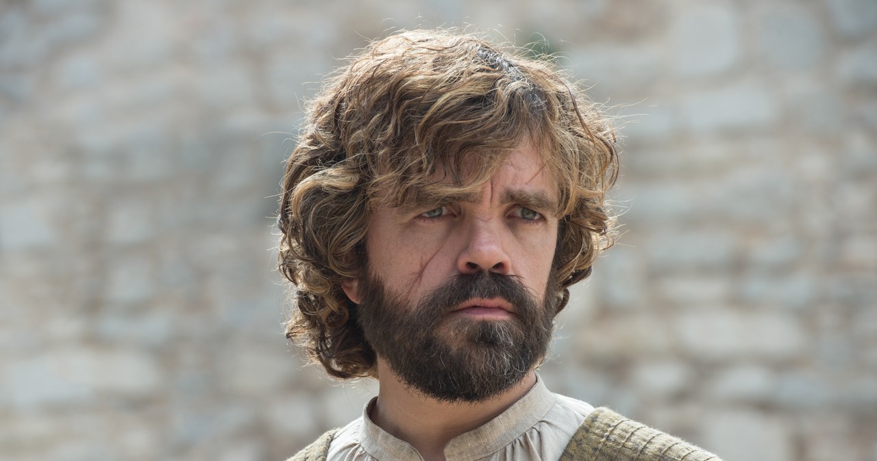 Pod nieobecność Daenerys i jej dowódców władzę w mieście przejmie karzeł (Peter Dinklage) /HBO