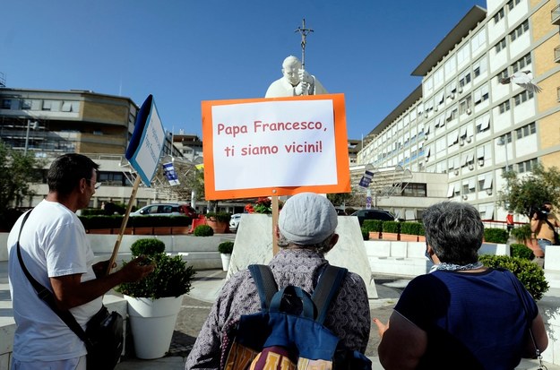 Pod oknem kliniki, gdzie przebywa papież Franciszek zbierają się wierni, modląc się za zdrowie hierarchy /FABIO CIMAGLIA /PAP/EPA