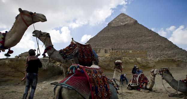 Pod piramidami w Gizie egipscy przewodnicy nawołują do "powrotu turystów" /AFP