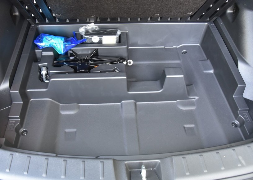 Pod podłogą bagażnika przewidziano niemały schowek na drobiazgi oraz miejsce na zdemontowaną roletę. /Motor