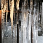Pod popularnym wulkanem jest ogromna jaskinia. Wygląda jak kraina lodu