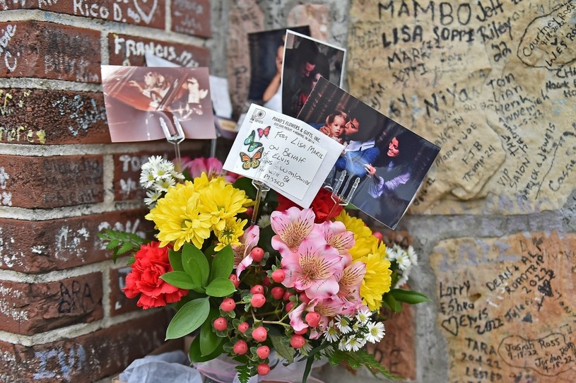 Pod posiadłością Graceland fani składają hołd zmarłej /Justin Ford / Stringer /Getty Images
