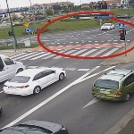 Pod prąd na rondzie w Legnicy. Policjanci okazali się łaskawi dla kierującej