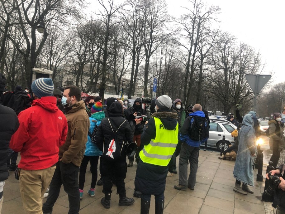 Pod Sejmem zgromadziło się kilkadziesiąt osób /Michał Dobrołowicz /RMF FM