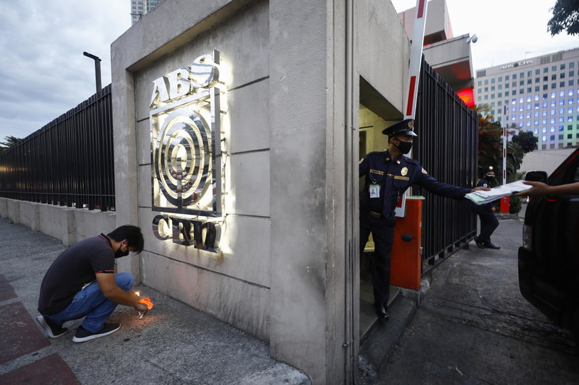 Pod siedzibą ABS-CBN w Quezon City (Manila) po zakończeniu działania stacji konglomeratu /EPA
