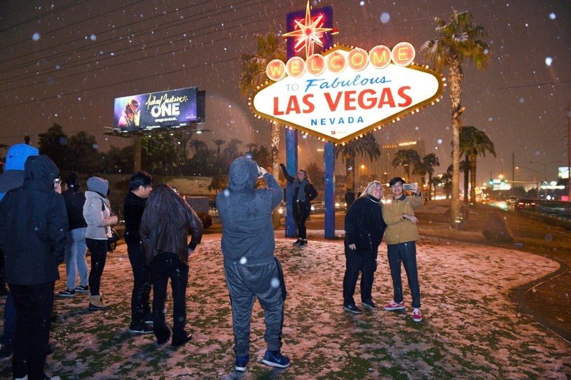 Pod słynnym znakiem "Welcome to Las Vegas" ludzie ulepili bałwana /SAM MORRIS / LAS VEGAS NEWS BUREAU  /PAP/EPA