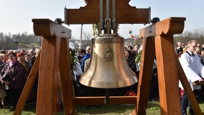 Pod Wieliczką odsłonięto Dzwon Miłosierdzia. Jego bicie ma przywitać papieża Franciszka