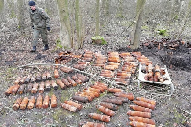 Pod ziemią znajdowało się aż 41 skrzyń z rakietami. /Policja Dolnośląska /Policja