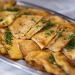 Podaj naleśniki jak zapiekankę. Największym sekretem jest farsz
