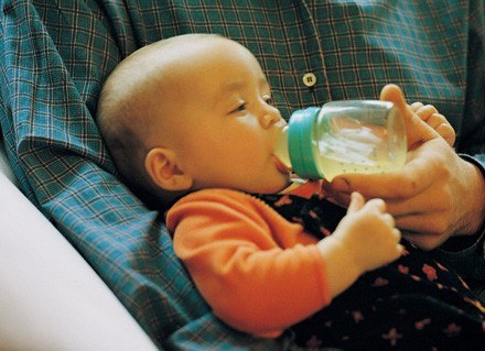 Podajesz dziecku butelkę i zastanawiasz się, ile powinno zjadać, aby się zdrowo rozwijało? /ThetaXstock