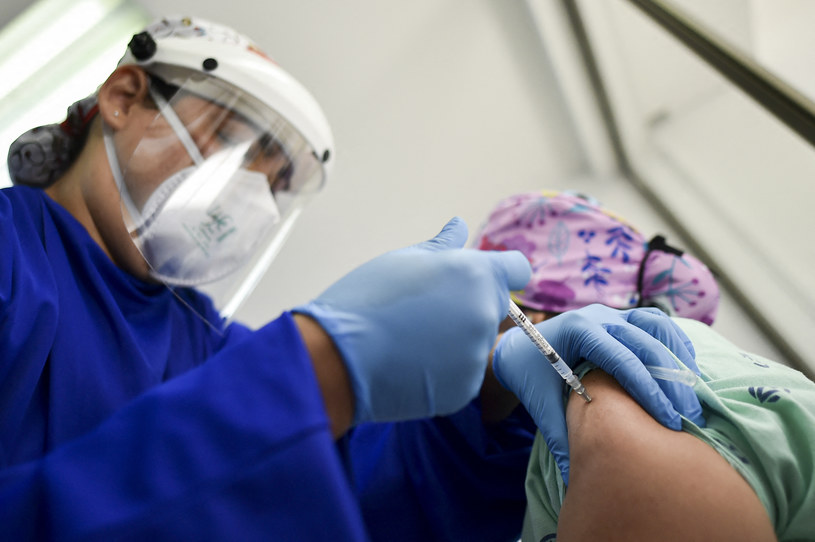Podanie szczepionki przeciw COVID-19 /Luis ROBAYO/AFP /AFP