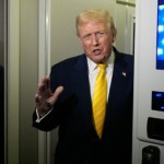 Podarowali Trumpowi złoty zegarek i sztabkę złota. Prezydent USA obniżył cła