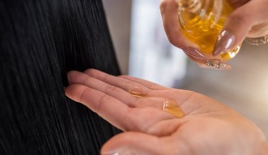 Podaruj włosom ciepły olej i odzyskaj gładkość. Efekt jak od fryzjera